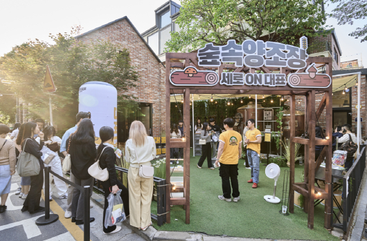 지난 13일 오픈한 세븐브로이맥주의 '숲속양조장' 팝업스토어를 찾은 방문객들. /사진제공=세븐브로이맥주