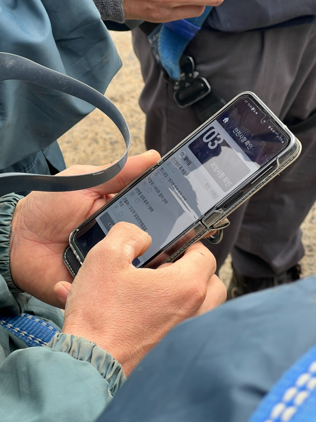 HD현대중공업 하청업체 근로자가 26일 휴대전화에 설치된 프로그램에서 위험사항을 확인하고 있다. /사진=조규희 기자