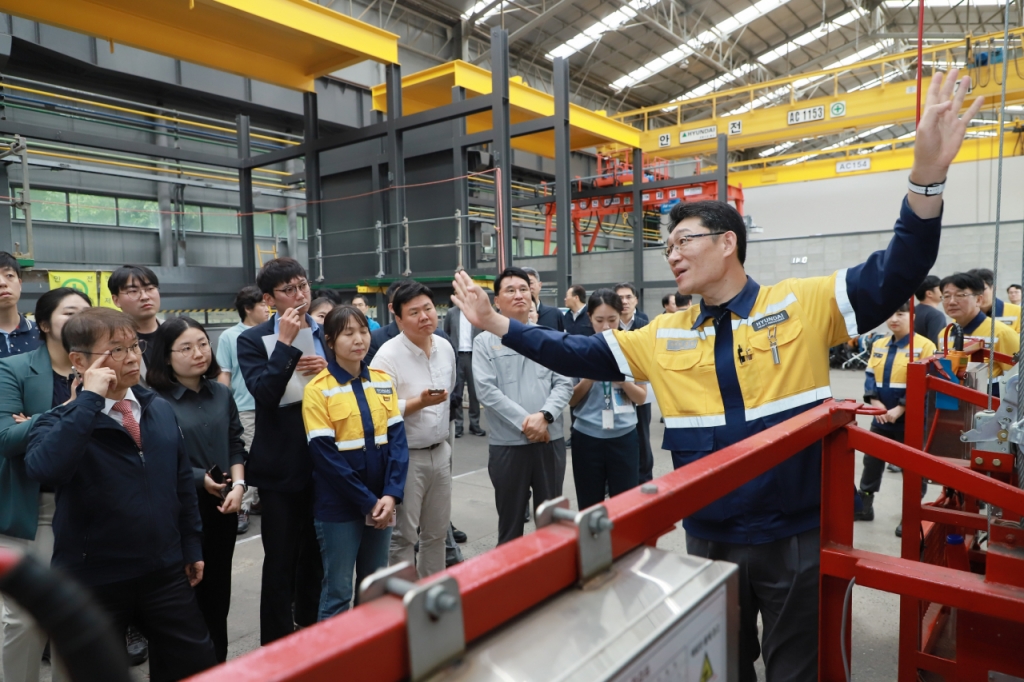 이정식 고용노동부 장관이 26일 울산 HD현대중공업을 찾아 위험성평가 실시와 안전 교육에 대해 관계자에게 설명을 듣고 있다. /사진제공=고용노동부