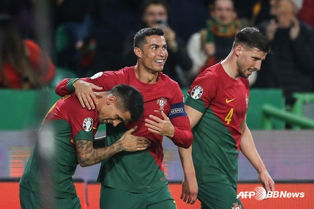 크리스티아누 호날두(가운데)가 경기 중 동료들과 기뻐하는 모습. /AFPBBNews=뉴스1