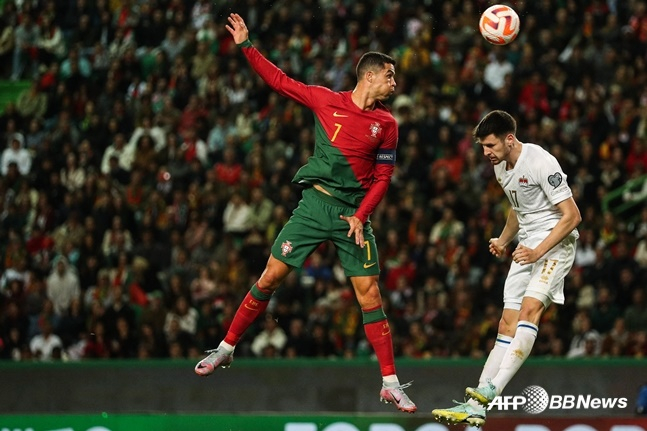 크리스티아누 호날두(왼쪽)가 헤더를 시도하고 있다. /AFPBBNews=뉴스1