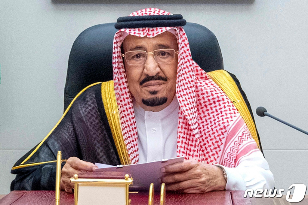 (제다 AFP=뉴스1) 우동명 기자 = 살만 빈 압둘아지즈 알사우드 사우디아라비아 국왕이 16일(현지시간) 제다에서 국정자문위원회(슈라위원회)의 연설을 갖고 "사우디는 국제 원유 시장의 안정과 균형을 지원하기 위해 노력하고 있다"고 밝히고 있다.  ⓒ AFP=뉴스1  Copyright ? 뉴스1. All rights reserved. 무단 전재 및 재배포 금지.