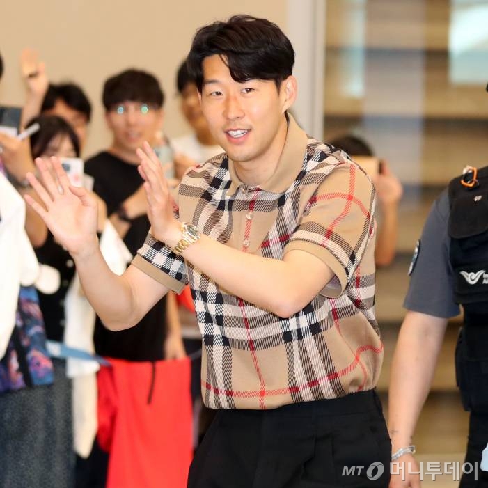 지난 30일 인천국제공항을 통해 귀국하는 축구선수 손흥민(토트넘 홋스퍼)의 모습. /사진=임성균 기자 tjdrbs23@