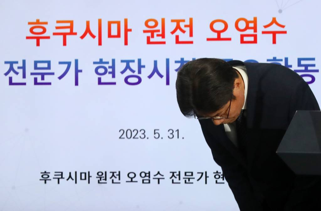 유국희 후쿠시마 원전 오염수 전문가 현장시찰단장이 31일 오전 서울 종로구 정부서울청사에서 주요활동 결과를 발표하기 전 고개숙여 인사하고 있다. / 사진=뉴시스