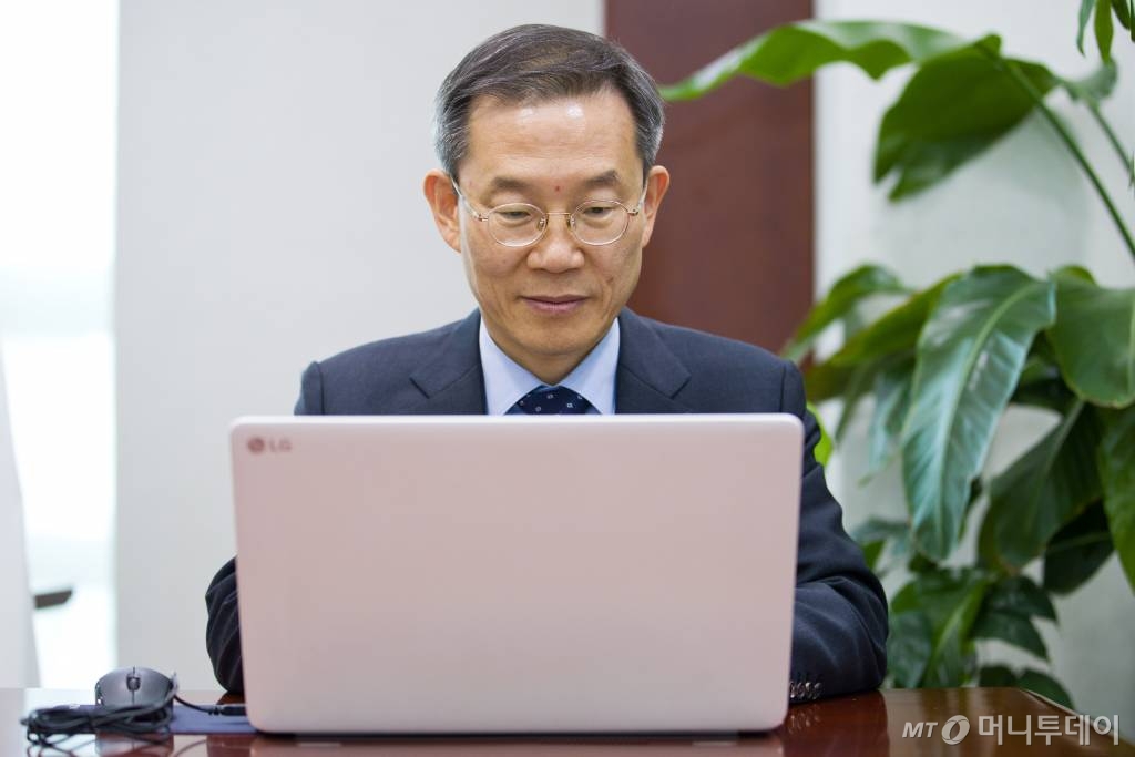 'AI 리터러시' 전도사로 나선 이종호 과학기술정보통신부 장관이 구글 바드(Bard)와 국민적 AI 이해도를 높이는 방안, AI 윤리 및 규제 필요성 등에 대한 고민을 나누고 있다. / 사진제공=과학기술정보통신부