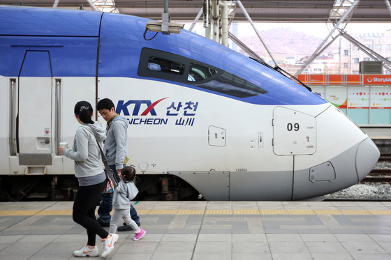 = (서울=뉴스1) 한재호 기자 KTX가 개통 10주년(4월 1일)을 앞둔 30일 서울역 승강장에 정차한 KTX산천열차 옆으로 이용객들이 지나고 있다. 2004년 세계 5번째 고속철도로 운행을 시작해 "전국 반나절 생활권" 시대를 개막한 KTX는 지난 10년간 누적 이용객 4억1400만명, 하루 이용객 15만명, 총 운행거리 2억4000만㎞의 기록을 남겼다. 2014.3.30/뉴스1