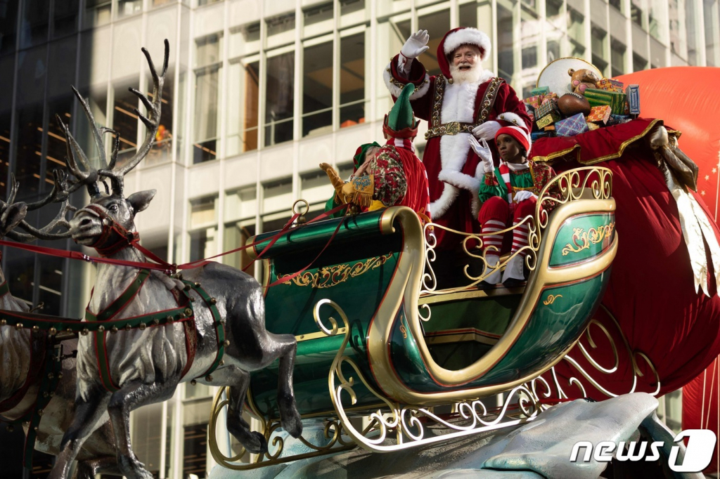 (AFP=뉴스1) 권영미 기자 = 11월24일 미국 뉴욕시에서 열린 제96회 메이시스 추수감사절 퍼레이드에서 산타클로스로 분장한 한 남성이 손을 흔들고 있다.  ⓒ AFP=뉴스1  Copyright ? 뉴스1. All rights reserved. 무단 전재 및 재배포 금지.