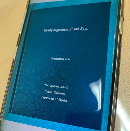 민경현씨가 쓴 물리학박사 논문. 어머니의 말대로 살아남았고, 공부에 매진해 이리 업적을 이뤘다. 그러나 병은 계속 진행되고 있다. 치료제가 나왔지만 워낙 고가라 맞을 수 없다./사진=남형도 기자