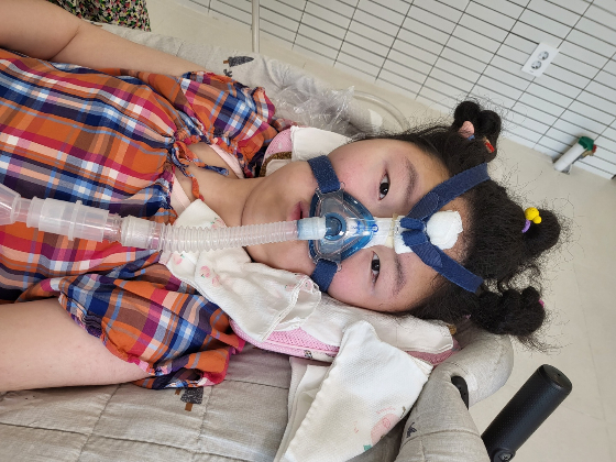 척수성근위축증 1형 환자인 윤서연양(13). 기적 같던 치료제였으나, 건강 보험 급여에서 탈락했다. 자비로 한 번 투약한 뒤 최근 심평원이 환급해줬다. 운동 기능이 남아 있지 않은 아이인데, 운동 기능으로 평가해 점수를 매겼다. 아버지 윤정호씨는 "오죽하면 자비로라도 치료제를 맞았겠느냐"며 "앞으로의 환급 가능성은 또 불투명하다"고 하소연했다./사진=윤서연양 아버지 윤정호씨