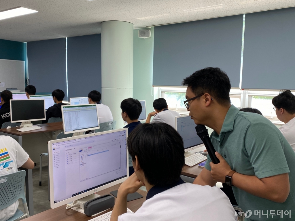 서성원 마포고 교사(오른쪽)가 학생에게 설명하고 있다/사진=유효송 기자