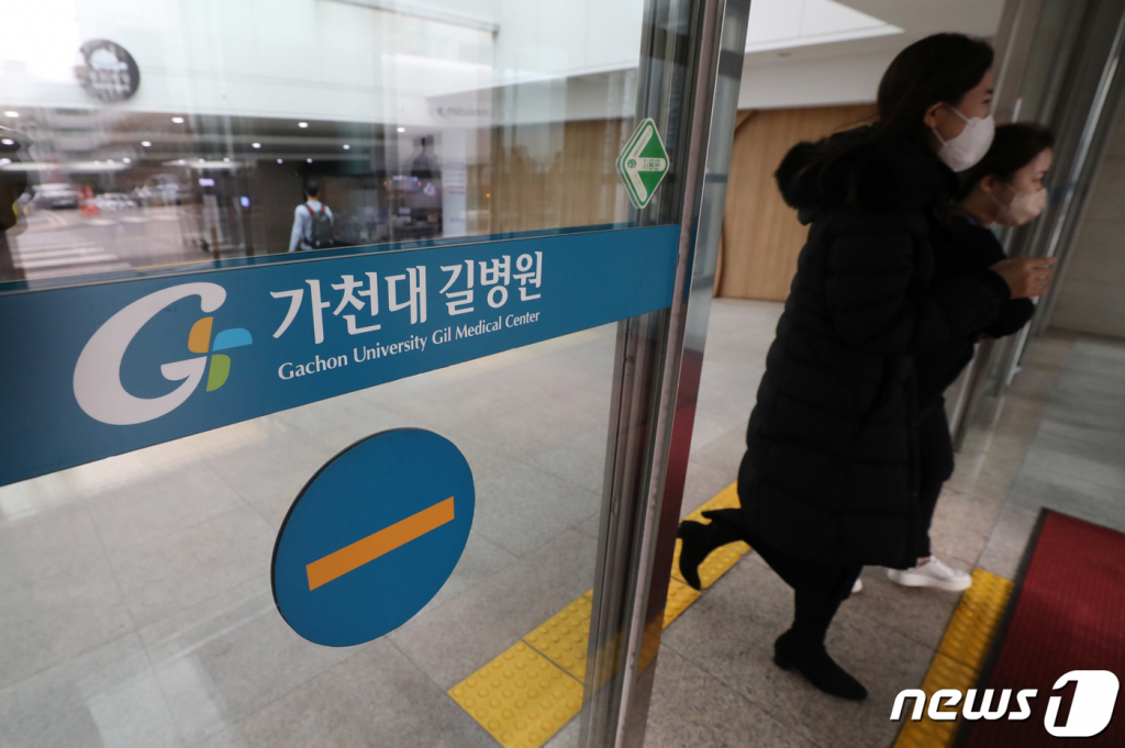 (인천공항=뉴스1) 김민지 기자 = 소아청소년과 전공의(레지던트) 미달 사태로 병원이 직격탄을 맞고 있다. 대한소아청소년과학회에 따르면 내년 상반기 국내 65개 병원에서 선발하는 소아청소년과 전공의 정원은 199명이지만, 실제 지원자는 정원의 16.6%인 33명에 그쳤다. 이중 54개 병원은 지원자가 0명이었다. 사진은 13일 오후 전공의 부족으로 소아청소년과 입원을 잠정 중단한 가천대 길병원 모습. 2022.12.13/뉴스1 Copyright ? 뉴스1. All rights reserved. 무단 전재 및 재배포 금지.