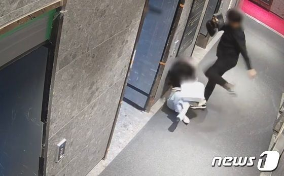 지난해 5월 부산 서면의 한 오피스텔 1층 복도에서 발생한 '부산 돌려차기' 사건 당시 가해자 A씨가 쓰러진 피해자를 발로 차고 있는 모습. /사진=뉴스1, 남언호 법률사무소 빈센트 변호사 제공