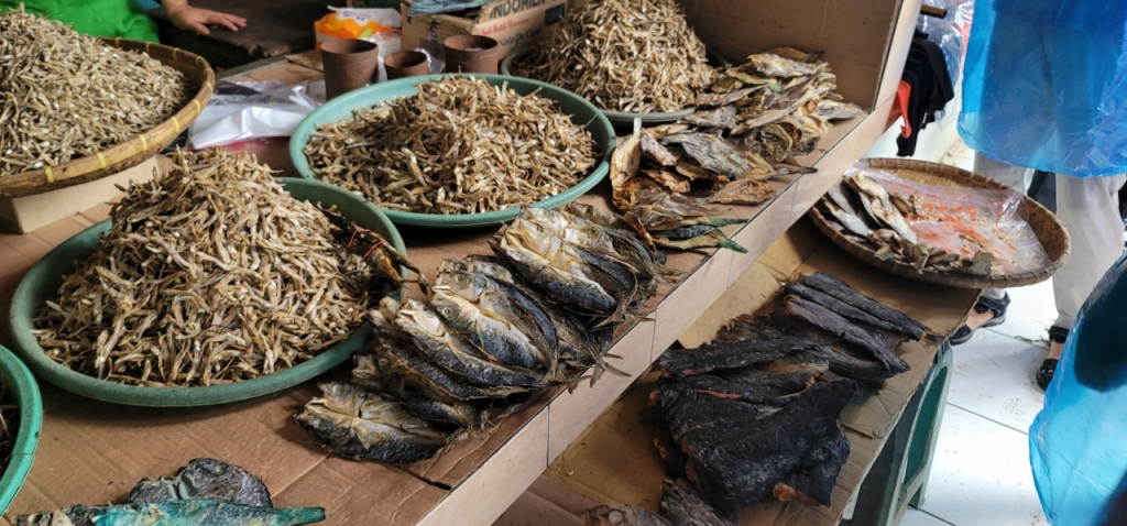마나도 인근 토모혼 재래시장 풍경. 다양한 과일과 말린 생선이 팔리고 있다. /사진= 제주항공