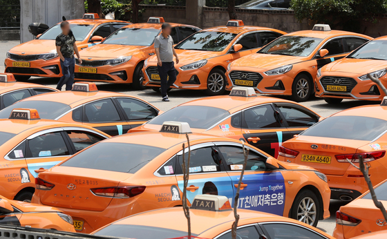 서울 송파구의 한 법인택시 운수업체 차고지에 택시가 가득 들어차 있다. 2022.5.22/뉴스1