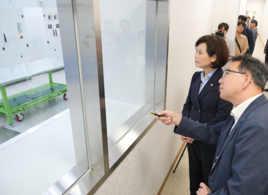 이인실 특허청장(사진 오른쪽에서 두번째)이 지난달 25일 특허 기반 연구개발 전략지원 사업에 참여해 반도체 장비 국산화에 성공한 ㈜유진테크(경기도 이천) 기업을 방문, 애로사항을 듣고 회사시설 내부를 둘러보고 있다./사진제공=특허청 