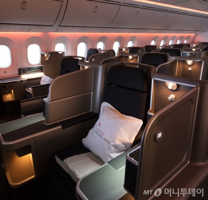 호주 콴타스항공이 미국 보잉사로부터 도입한 '드림라이너' 비즈니스석 모습. 승객들의 시차증을 줄이기 위해 실내 기압 조절, 습도 및 온도 조절 등이 이뤄진다. /사진제공=콴타스항공.