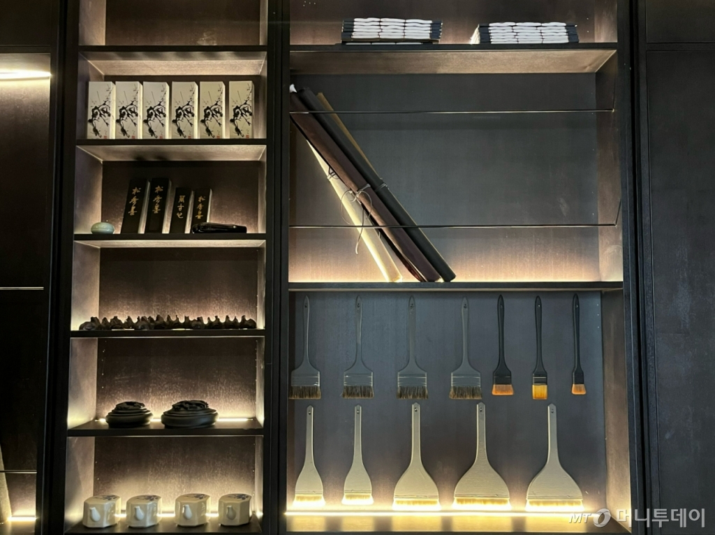 교촌필방은 ‘speakeasy(숨겨진 공간)’ 콘셉트로 꾸며져, 벽으로 보이는 각각의 문을 열면 매장, 오마카세 공간 등으로 연결된다./사진=유예림 기자