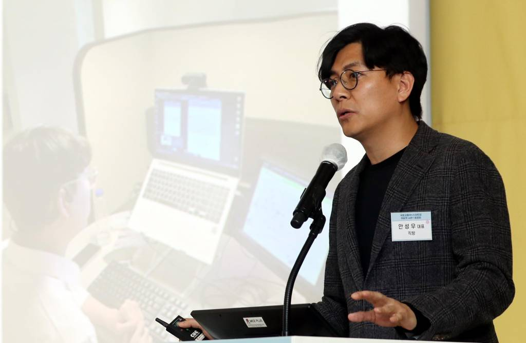 [서울=뉴시스] 조성봉 기자 = 22일 오후 서울 중구 정동 1928 아트센터에서 열린 국토교통부-스타트업 커피챗 시즌1 동창회에서 안성우 직방 대표가 기업 성공 사례를 발표하고 있다. 2023.02.22.