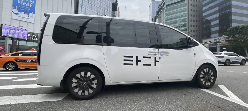 [서울=뉴시스] 최진석 기자 = '불법 콜택시' 혐의로 재판에 넘겨진 차량 호출 서비스 '타다'의 전·현직 경영진에게 대법원이 무죄를 선고한 1일 서울 도심에서 타다 차량이 택시 사이로 운행을 하고 있다. 대법원 3부(주심 오석준 대법관)는 여객자동차 운수사업법 위반 혐의로 불구속 기소된 이재웅 전 쏘카 대표와 브이씨앤씨(VCNC) 박재욱 전 대표의 상고심에서 무죄를 선고한 원심을 확정했다. 2023.06.01.