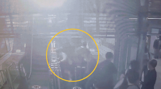 지난 8일 한국철도공사(코레일)에 따르면 이날 오전 8시25분쯤 분당선 수내역 2번 출구 방향으로 올라가던 에스컬레이터가 갑자기 반대 방향으로 주행했다. /영상=뉴스1(경기도소방재난본부 제공)