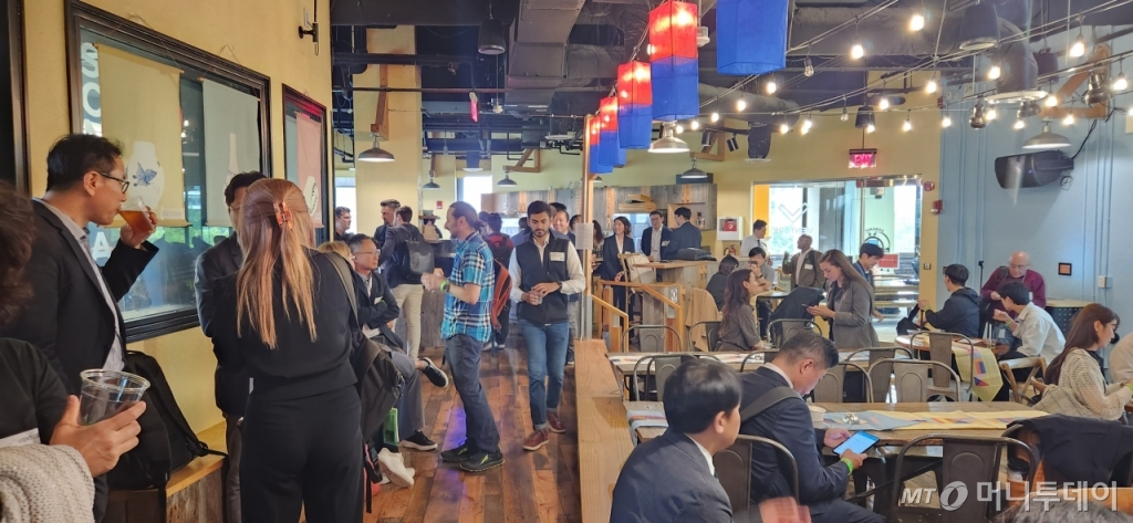 지난 6일(현지시간) 보스턴 CIC 내 네트워크 형성 공간인 '벤처카페'에서 개최된 '코리아 바이오 이노베이션 나이트' 행사에 참석한 사람들이 대화를 나누고 있다./사진= 박미주 기자