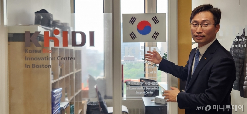 한국보건산업진흥원 미국지사겸 미국 제약바이오 C&D 센터 겸 미국의료기기 거점지원센터 앞에서 박순만 보건산업진흥원 미국지사가 설명하고 있다./사진= 박미주 기자