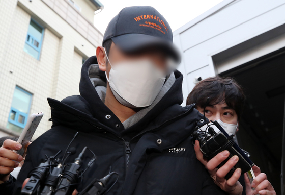 (서울=뉴스1) 신웅수 기자 = 회사자금 245억원을 횡령한 혐의로 구속된 계양전기 재무팀 직원 김모씨가 25일 서울 강남구 수서경찰서에서 검찰로 송치되고 있다. 김씨는 2016년부터 6년간 은행 잔고증명서에 맞춰 재무제표를 꾸미는 수법으로 회사자금 245억원을 빼돌린 혐의를 받는다. 김씨는 이같은 사실을 알게 된 계양전기 측에 의해 15일 횡령 혐의로 고소됐고 다음날 밤 긴급체포됐다. 2022.2.25/뉴스1