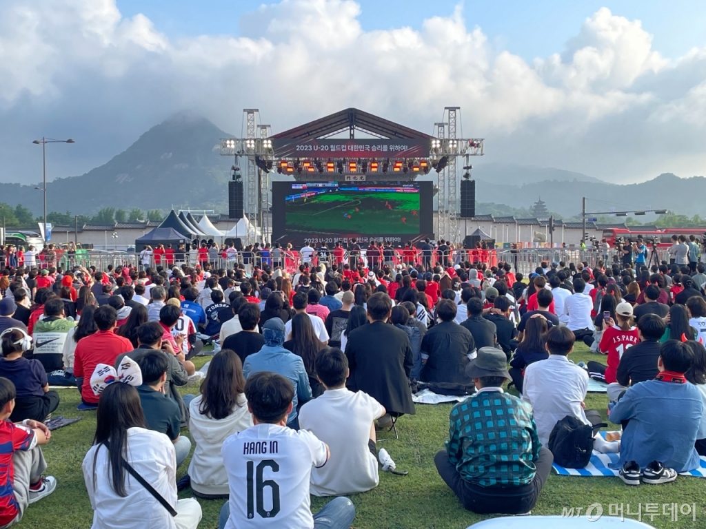 9일 오전 7시쯤 서울 광화문광장에서 U-20 월드컵 4강전 거리응원에 나선 시민들. /사진=김지성 기자
