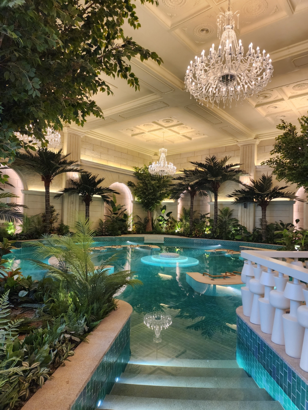 샹들리에 조명 12개가 설치된 검암역 로열파크씨티 내 수영장 모습/사진제공=배규민 기자 