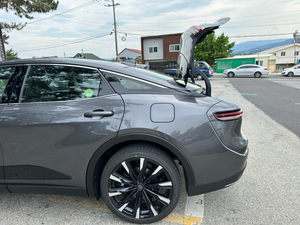 토요타 크라운 2.4ℓ 듀얼 부스트 하이브리드 트렁크/사진=이강준 기자