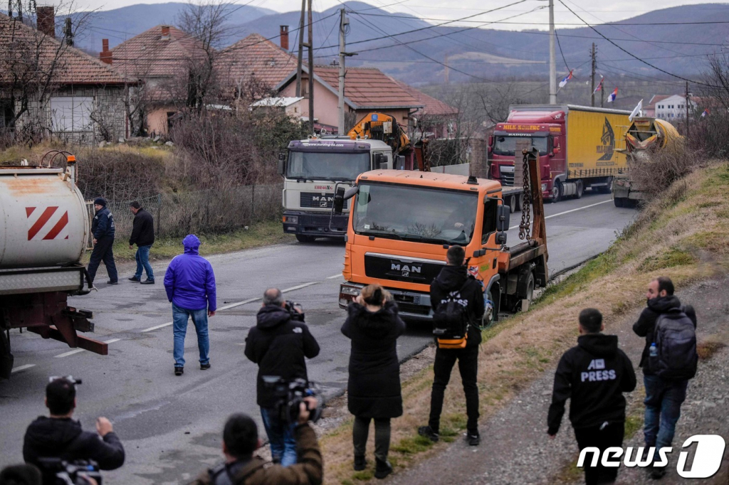 (AFP=뉴스1) 김민수 기자 = 29일(현지시간) 코소보 북부 미트로비차시 인근 루다레 지역에 세르비아계 주민들이 도로 한 가운데 주차한 트럭들을 철수하고 있다. 2022.12.29/뉴스1 ⓒ AFP=뉴스1 Copyright ? 뉴스1. All rights reserved. 무단 전재 및 재배포 금지.