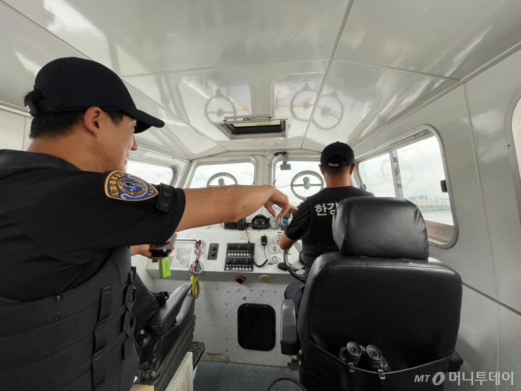 순찰정으로 한강을 순찰하는 한강경찰대원들/사진=김지성 기자