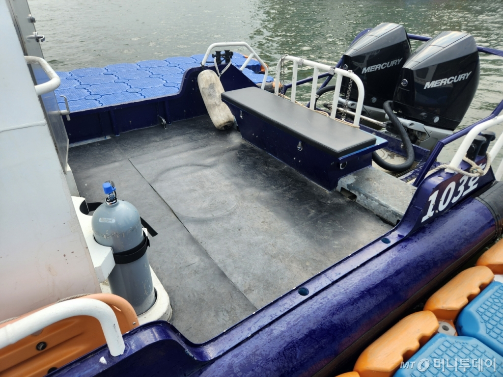 생명에 지장이 없는 경우 함께 출동해 지상에서 대기하는 119에 이송하면 되지만 호흡이 없는 경우 심폐소생술(CPR)을 실시한다. 순찰정 뒤의 작은 공간이 시민의 생명이 오가는 전쟁터가 된다. 사진은 구조자 응급처치가 이뤄지는 순찰정 뒤 공간./사진=최지은 기자