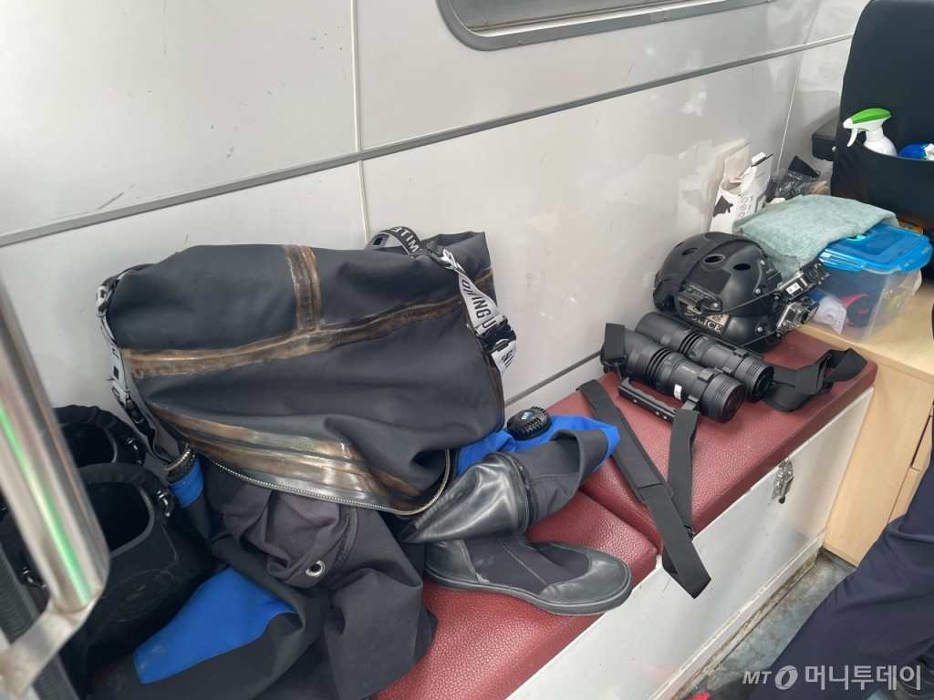 한강경찰대원들이 구조시 착용하는 잠수복과 장비./사진=김지성 기자
