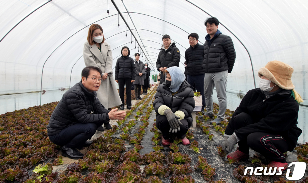  이정식 고용노동부 장관이 31일 오후,경기도 포천시 시설작물재배 농가를 방문, 외국인 근로자들과 대화를 나누고 있다. (고용노동부 제공) /사진=뉴스1 