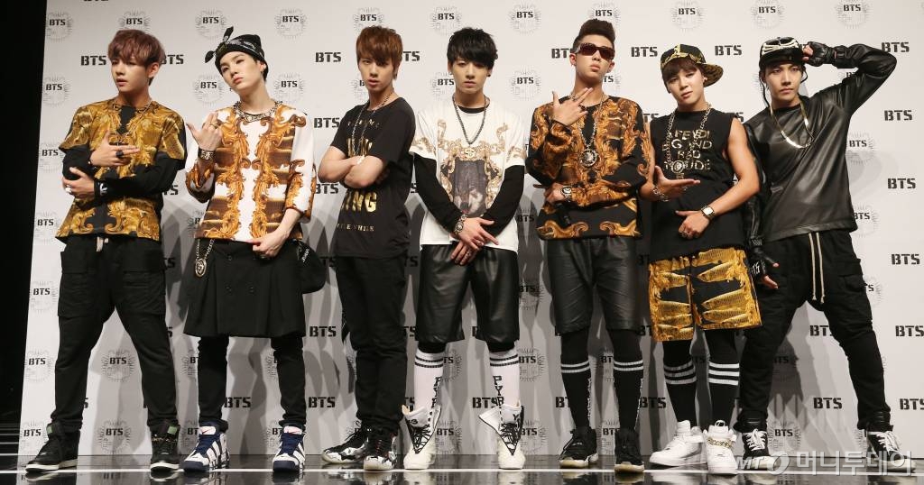 그룹 방탄소년단이 서울 강남구 청담동 일지아트홀에서 열린 데뷔 쇼케이스에서 무대를 선보이고 있다. /사진=이기범 기자 leekb@