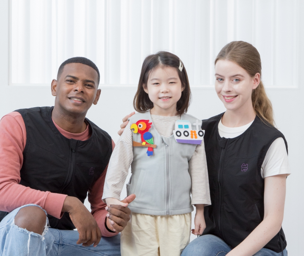 HUGgy(허기) Pro - CES 2022 혁신상 수상(위), 최신 개선된 HUGgy(허기) Smart 제품/사진제공=돌봄드림