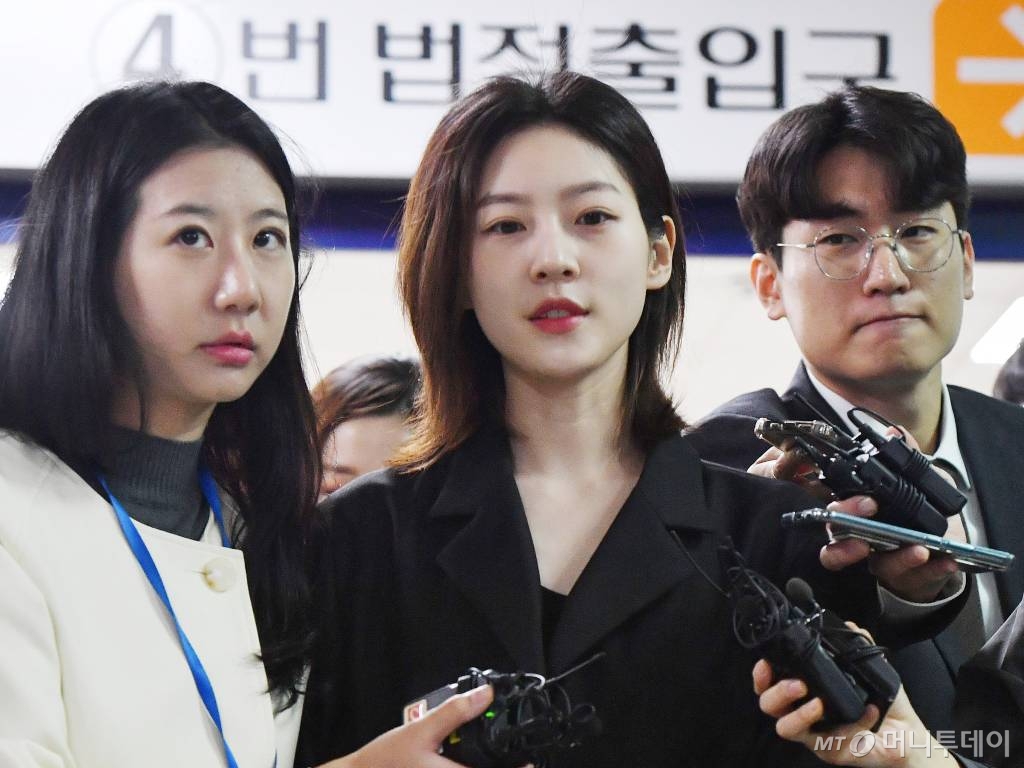 음주운전 사고로 물의를 일으킨 배우 김새론이 5일 오전 서울 서초구 중앙지방법원에서 열린 1심 선고공판을 마친 뒤 법원을 나서고 있다. /2023.04.05 /사진=이동훈 기자 photoguy@