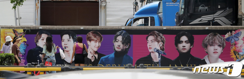 (서울=뉴스1) 이동해 기자 = 그룹 방탄소년단(BTS) 데뷔 10주년을 하루 앞둔 12일 오전 서울 용산구 하이브 사옥 인근에 10주년을 축하하는 대형 현수막이 설치돼 있다. 2023.6.12/뉴스1 Copyright ? 뉴스1. All rights reserved. 무단 전재 및 재배포 금지.