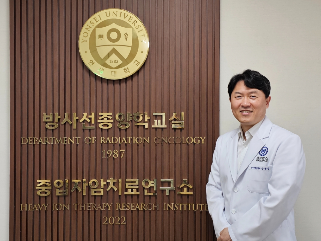 금웅섭 연세암병원 방사선종양학과 교수가 머니투데이와 인터뷰를 진행하고 있다./사진=이창섭 기자