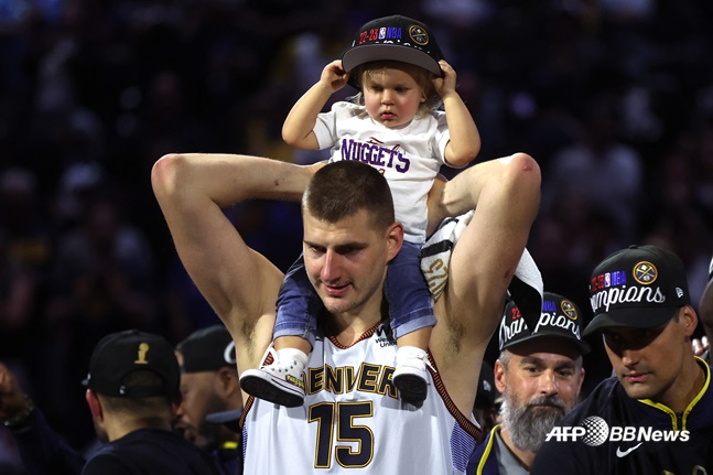 2023 NBA 파이널 MVP를 차지한 니콜라 요키치가 딸과 함께 기쁨을 나누고 있다. /AFPBBNews=뉴스1