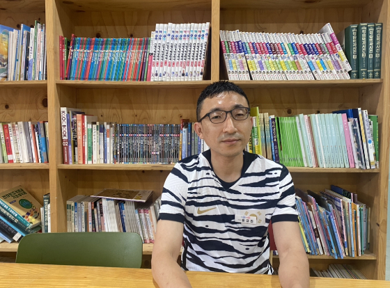 미소를 지어줄 수 있느냐는 말에, 애써 웃어보인 사람. 매일 삶을 끊으려는 이들을 발견하고 신고하는 일인데, 그 무게가 오죽할까. 쉽지 않은 일이고, 정말 필요한 일이다. 그래서 꼭 알리고 싶었다. 유규진 SNS자살예방감시단 단장의 모습./사진=남형도 기자