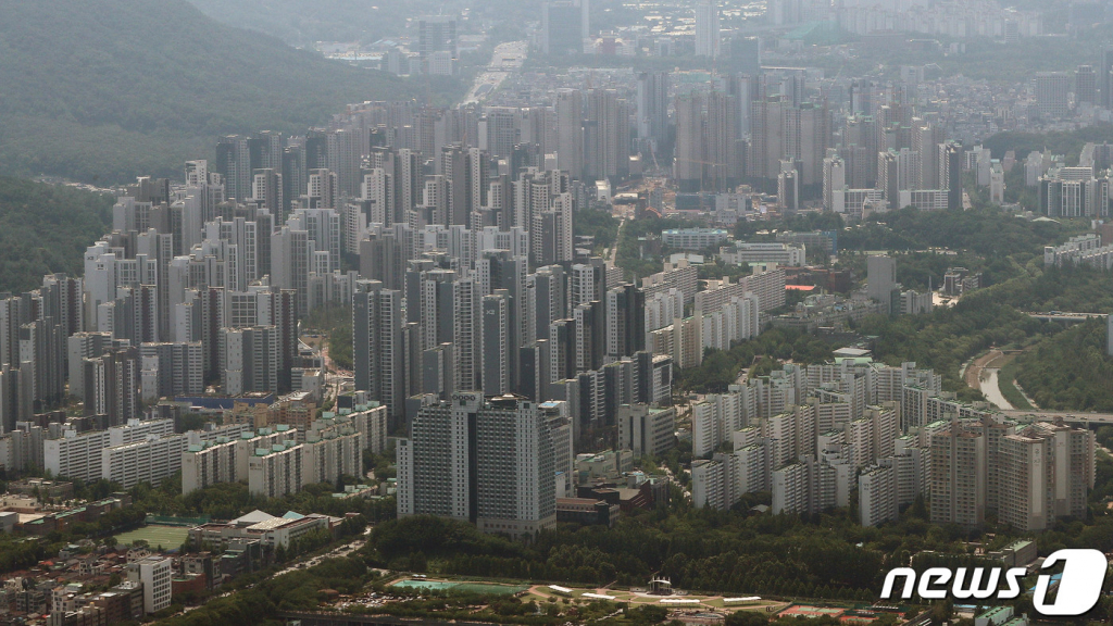 (서울=뉴스1) 박세연 기자 = 서울 강남권 아파트 값이 대출 규제가 풀리고 금리도 안정세를 보이자 거래량이 회복되며 매매가가 크게 오르고 있다. 이에 이른바 부동산값이 바닥을 친것 아니냐는 말에 힘이 실리고 있다. 사진은 11일 서울 송파구 롯데월드타워 서울스카이 전망대에서 바라본 강남구 아파트 단지. 2023.6.11/뉴스1 Copyright ? 뉴스1. All rights reserved. 무단 전재 및 재배포 금지.