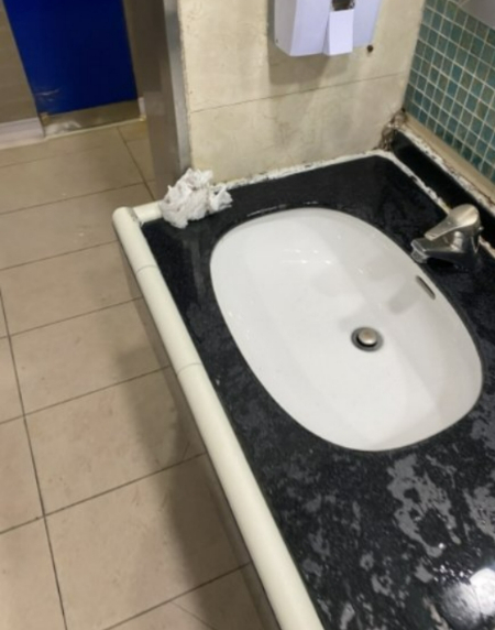 물기가 흥건하고 세면대 주변에 화장지를 놓고 버리지 않은 모습./사진=남형도 기자