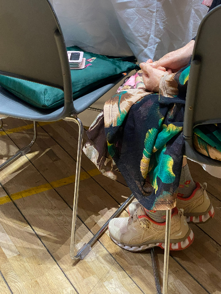 화장실을 깨끗하게 만들어주는 관리인의 귀한 손과 발./사진=남형도 기자