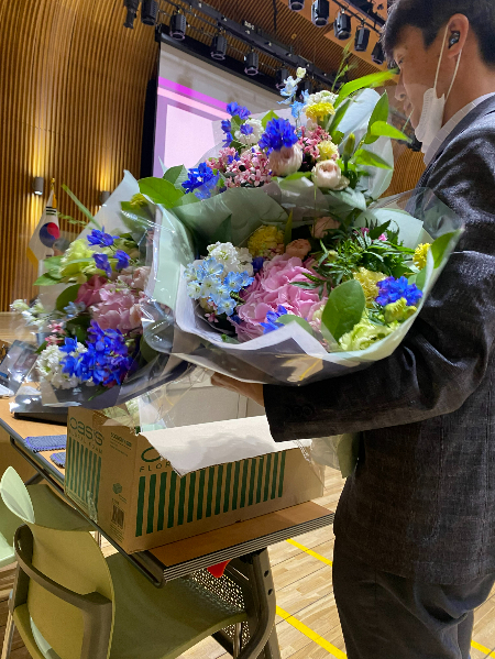 화장실 관리인들에게 준 커다란 꽃다발. 가족들도 많이 와 축하하는 자리였다./사진=남형도 기자