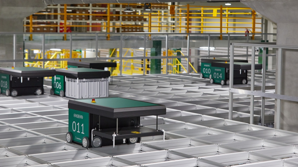 파스토 용인 1·2 물류센터 내 '오토스토어' 로못이 상품 입·출고 작업 중이다. /사진제공=파스토