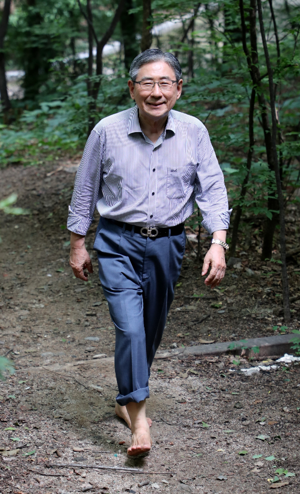 신간 '맨발걷기가 나를 살렸다' 저자인 박동창 맨발걷기국민운동본부 회장./사진제공=국일미디어