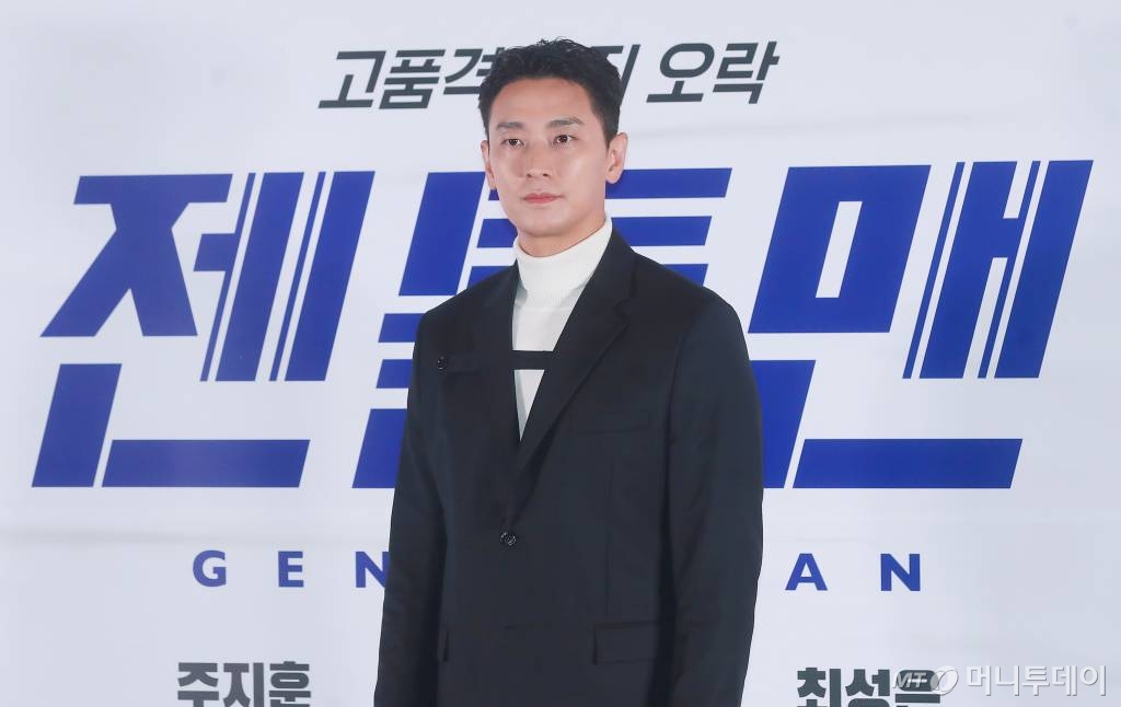 배우 주지훈이 21일 오후 서울 강남구 코엑스 메가박스에서 진행된 영화 '젠틀맨'(감독 김경원) 언론시사회에 참석해 포즈를 취하고 있다. 성공률 100% 흥신소 사장 지현수(주지훈)가 실종된 의뢰인을 찾기 위해 검사 행세를 하며 불법, 합법 따지지 않고 나쁜 놈들을 쫓는 범죄 오락 영화 '젠틀맨'은 오는 28일 개봉한다. /2022.12.21 /사진=이동훈 기자 photoguy@
