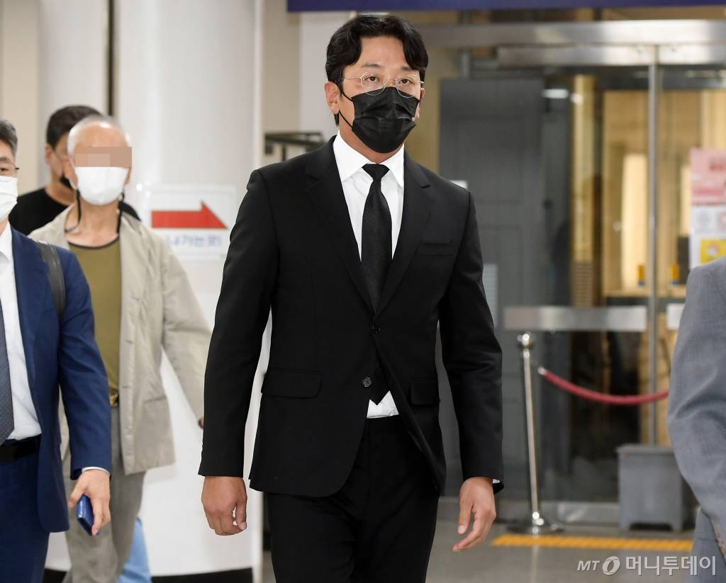 프로포폴 불법 투약 혐의를 받고 있는 배우 하정우(본명 김성훈)가 14일 오후 서울 서초구 중앙지방법원에서 열린 선고 공판에 출석하고 있다. 법원은 이날 하정우에게 벌금 3000만원을 선고했다. 2021.09.14 /사진=김창현 기자 chmt@